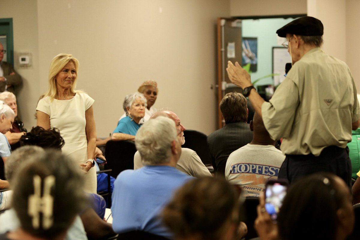 CityofJax's tweet photo. Starting next week, @MayorDeegan will host a series of 6 town halls to discuss her budget priorities and update citizens on city projects and initiatives. The first one will take place at the Legends Center (5130 Soutel Dr) Monday, 1/27 from 6-7:30 PM.

https://t.co/VV6VD64nIF https://t.co/qZyj1GwZRm
