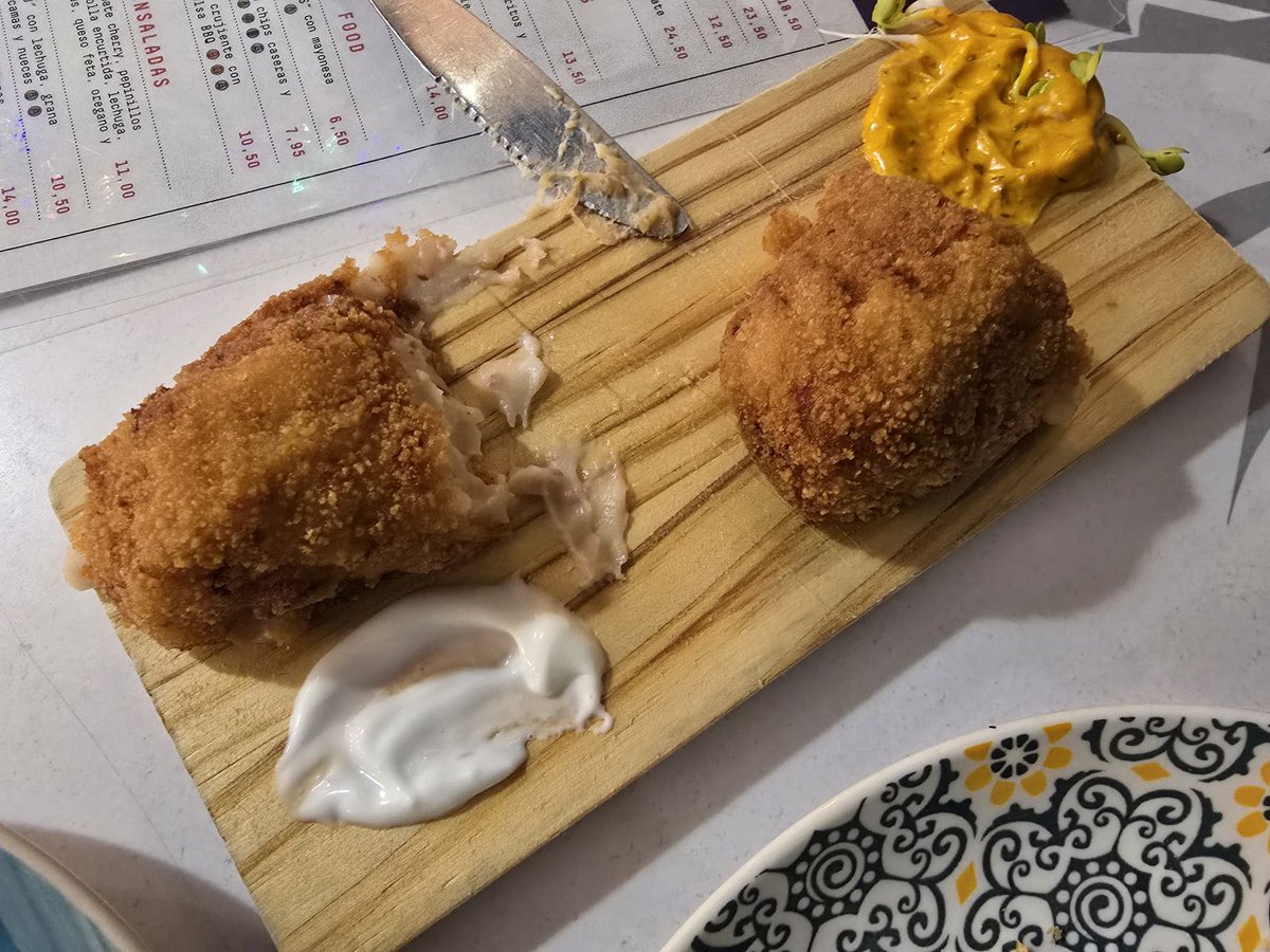janievesvera's tweet photo. Acertada visita culinaria a la Tasca del tubo, en la zona del Tubo en #Zaragoza. Buen ambiente, amena conversación y la mejor compañía. Ahora, con la barriguita llena, a seguir disfrutando la noche zaragozana. https://t.co/NVFGbQ0kiv