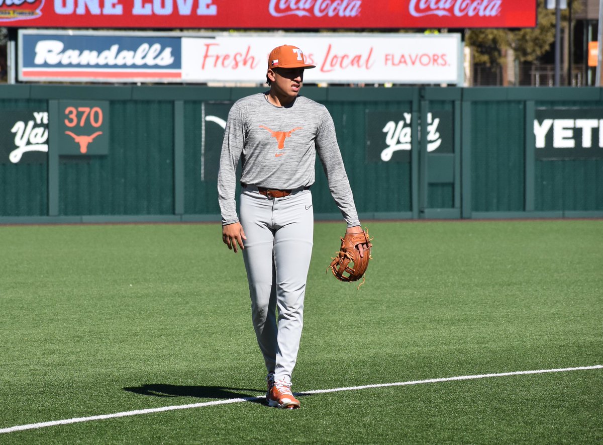 Biggest takeaway from media day/1st day of practice for Texas Baseball — Freshman INF Adrian Rodriguez is going to be a star. 

I saw 2 AB’s in the scrimmage:
• Right-handed 2B off the wall. 99 EV
• Left-handed grand slam. 103 EV, 366 feet. 

More notes: ontexasfootball.com/forums/topic/5…