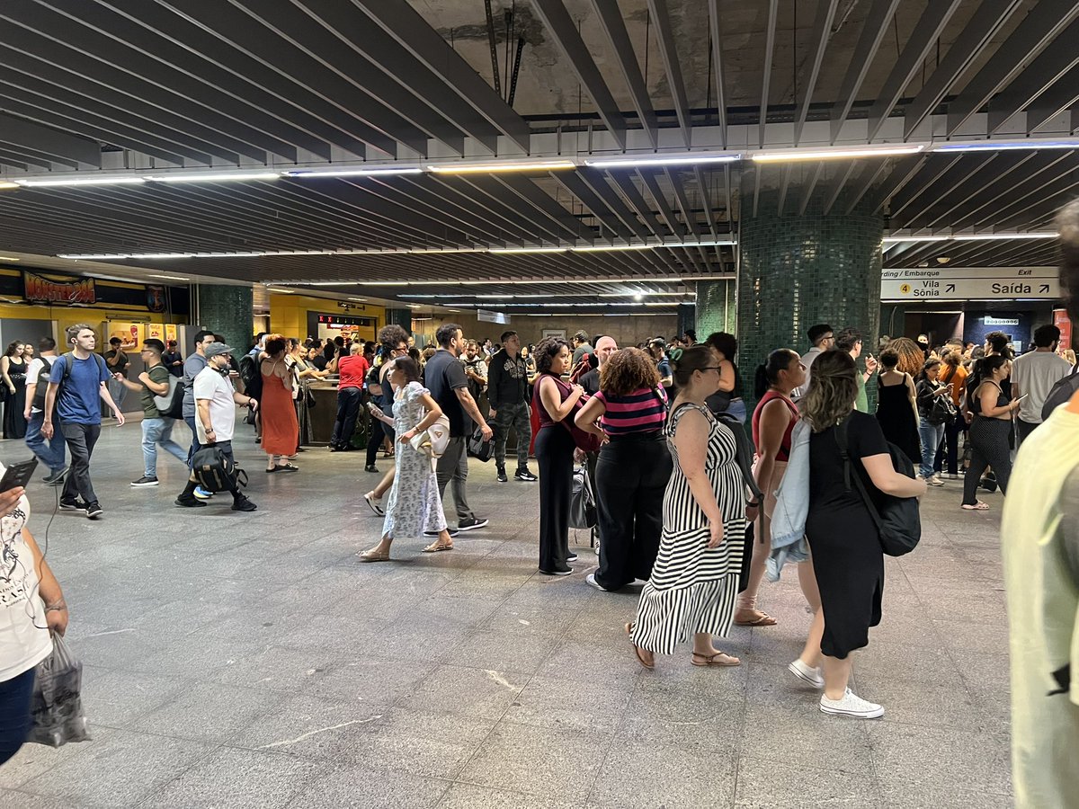 DiariodaCPTM's tweet photo. Estação República neste momento. #L3 https://t.co/gVYfmQwOop
