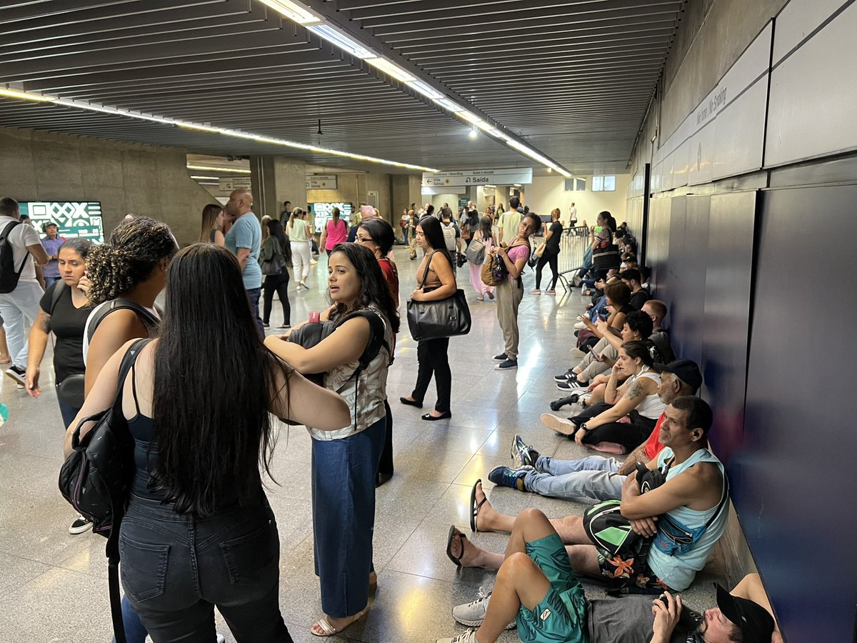 DiariodaCPTM's tweet photo. Estação República neste momento. #L3 https://t.co/gVYfmQwOop