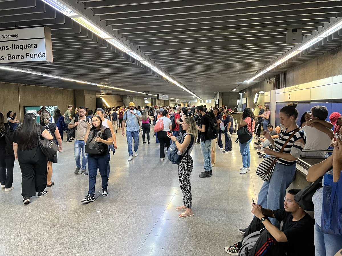 DiariodaCPTM's tweet photo. Estação República neste momento. #L3 https://t.co/gVYfmQwOop