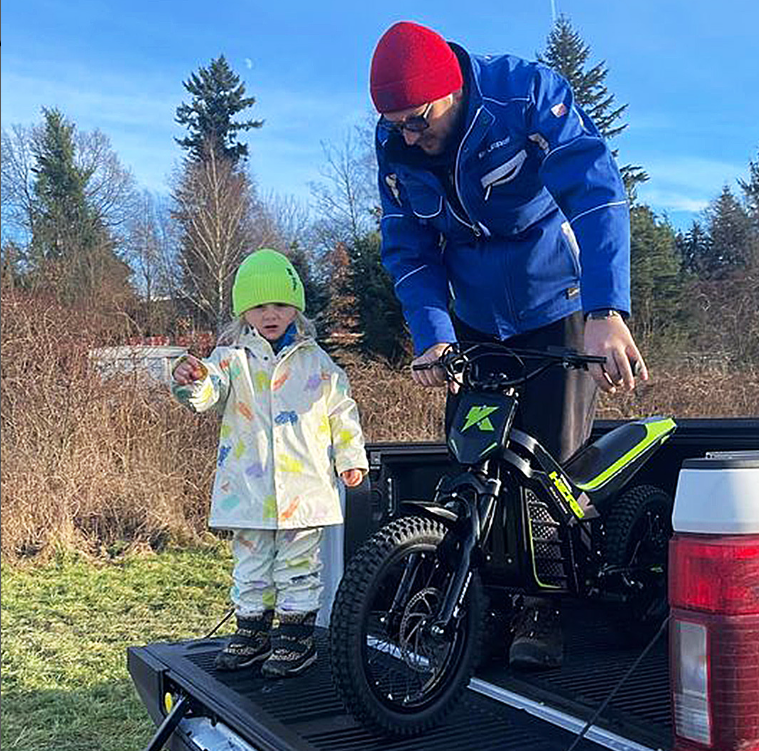 mountain_motos's tweet image. Dad, please put it over there. Let's go for a ride! 👩 Kuberg Hero Trial. ⚡🏍

#kuberg #edirtbike #electricmotorcycle #kidsbike