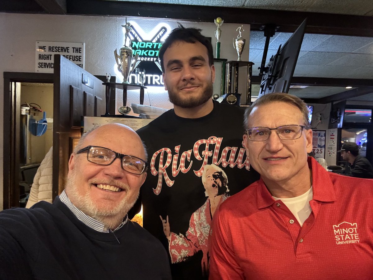 MarkWax61's tweet photo. Hanging out with former MSU football alumni and current San Francisco 49ers Sebastian Gutierrez.  Go 49ers!  ⁦@MSUBeaversFB⁩ ⁦@MSUBeavers⁩ https://t.co/KAnv6nlswZ