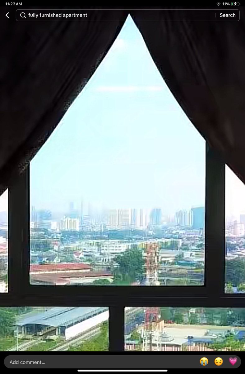 The description "KLCC VIEW" = ✅
THE KLCC = 🔎🔭 

HAHAAHHA SUMPAH KELAKAR KLCC YILEK 😭😭 ok to be fair kena la dengan price tuu.... dapat juga klcc view tu tapi kena teropong cikit 😂