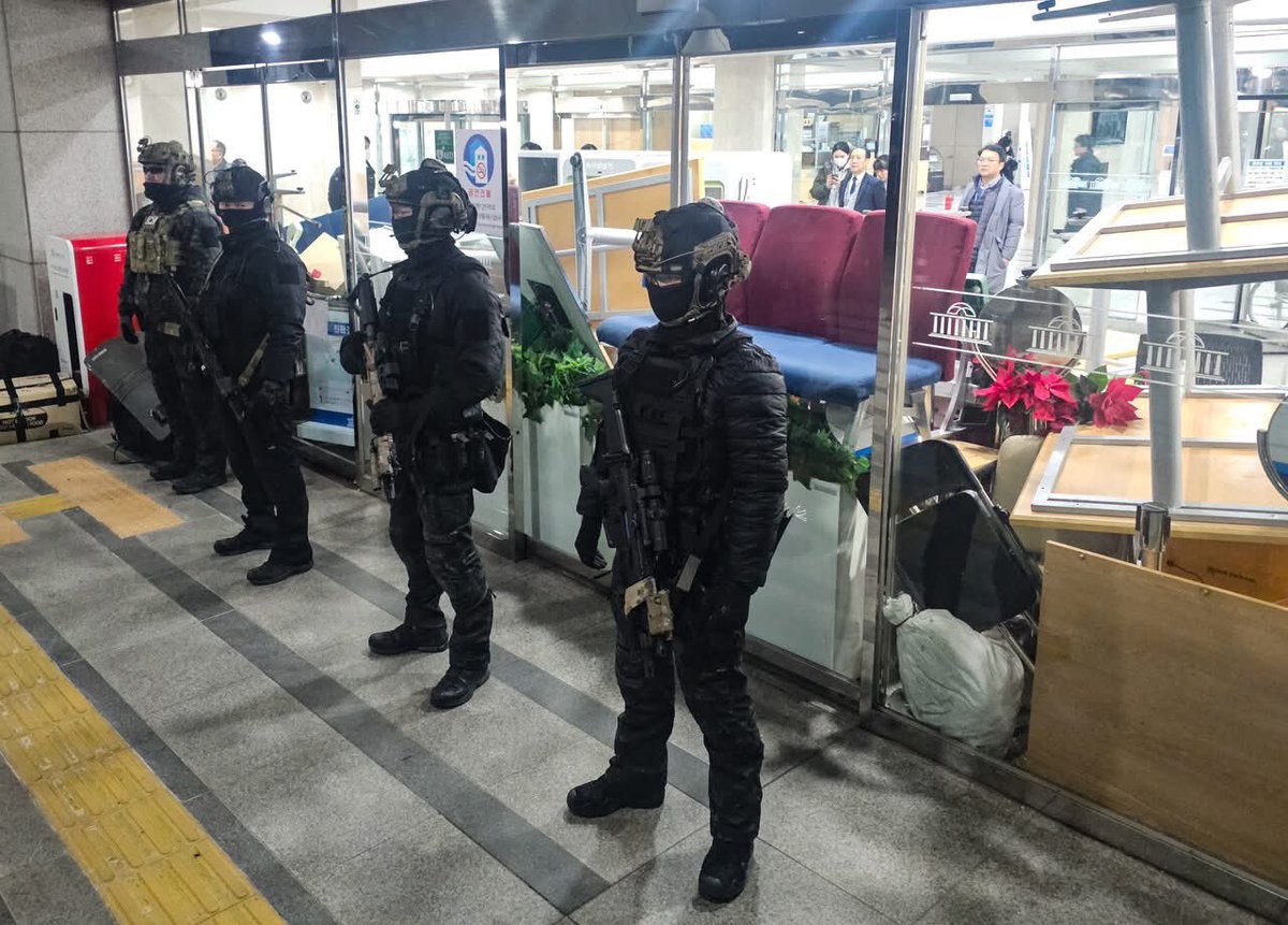 <윤석열 비상계엄의 목적은 독재입니다.> 

역사는 반복됩니다. 과거 독재자들의 비상계엄선포가 어떤 결과를 가져왔는지 우리는 잘 알고 있습니다. 국민과 국회가 막지 못했으면 윤석열도 독재를 완성시켰을 것입니다. 

-1972. 10. 17. 김대중 대통령의 일기입니다. 
나는 이 일기를 단장의 심정으로