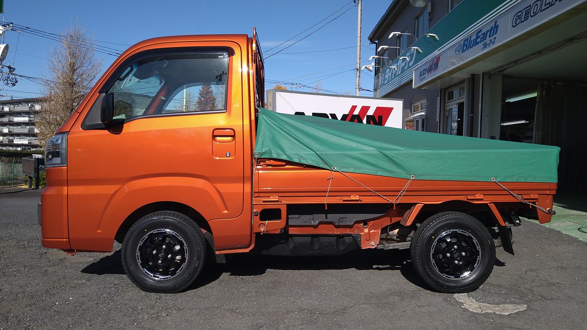 TG_MACHIDAHILLS's tweet photo. 今回はスタッドレスセットご購入にあたり
当店を選んで頂き有難う御座います🙇♂️
#MADCROSS #GRACE & #iceGURAD #iG91
145/80R12 80/78N を装着させて頂きました✨
🚗空気圧点検お待ちしております🚗
#ダイハツ
#ハイゼット
#スタッドレスタイヤ
#ヨコハマタイヤ
#タイヤガーデン
#町田ヒルズ https://t.co/bSfVOi9AAm