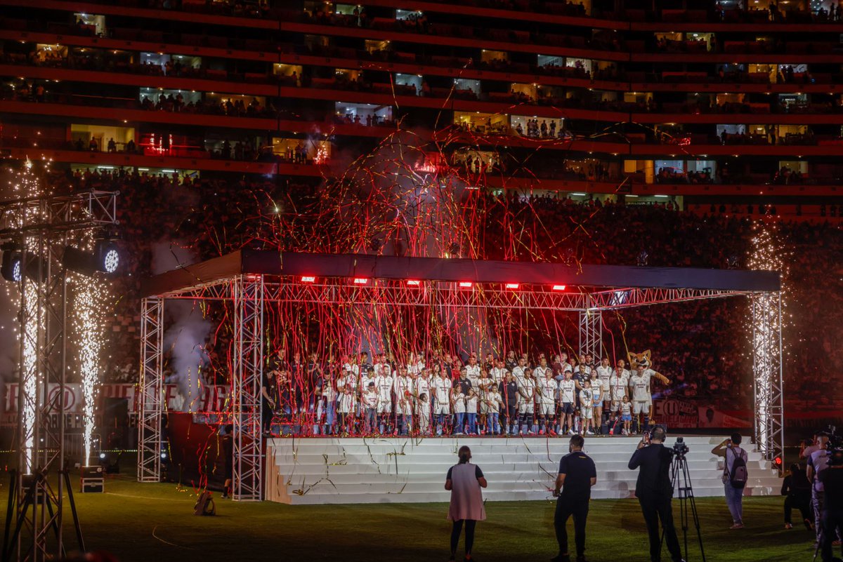 Agencia_Andina's tweet photo. 📷 ¡La Noche es Crema! Universitario de Deportes presentó a su plantel completo ante un Monumental lleno

👉https://t.co/APAD9Kx5pu https://t.co/Q7gtP8I0es