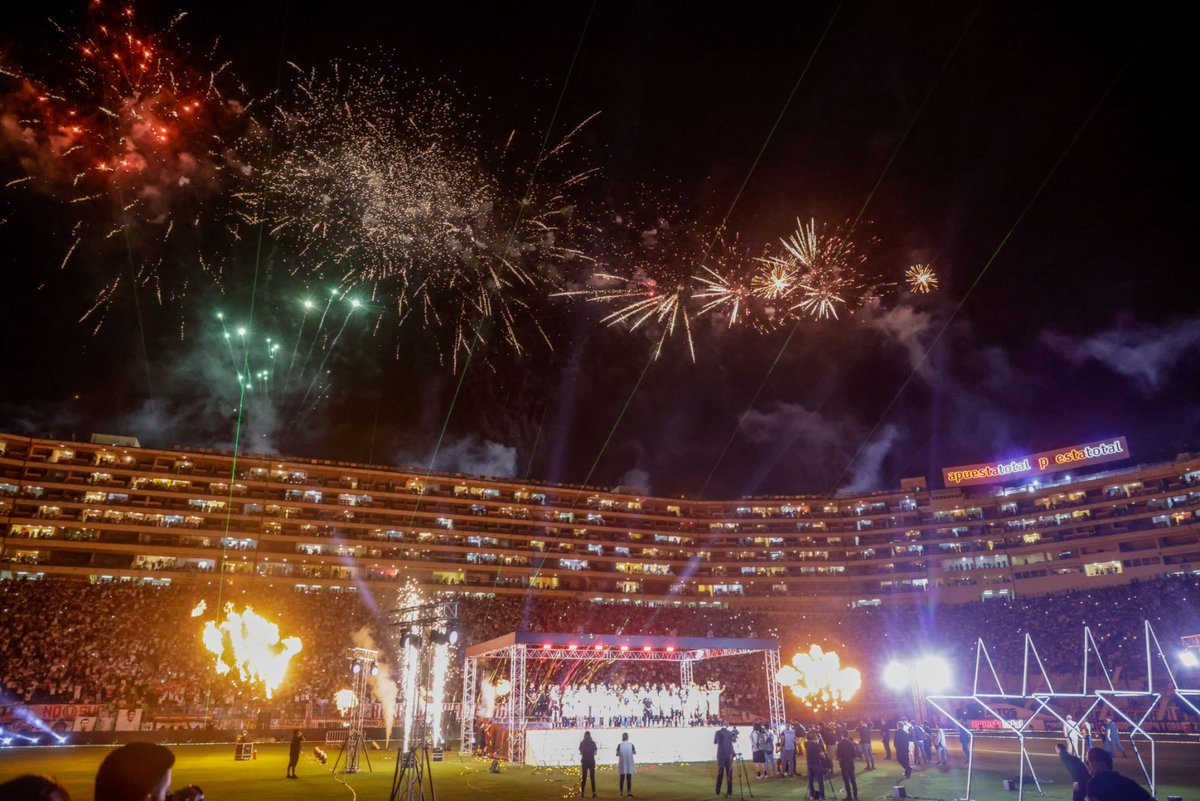 Agencia_Andina's tweet photo. 📷 ¡La Noche es Crema! Universitario de Deportes presentó a su plantel completo ante un Monumental lleno

👉https://t.co/APAD9Kx5pu https://t.co/Q7gtP8I0es