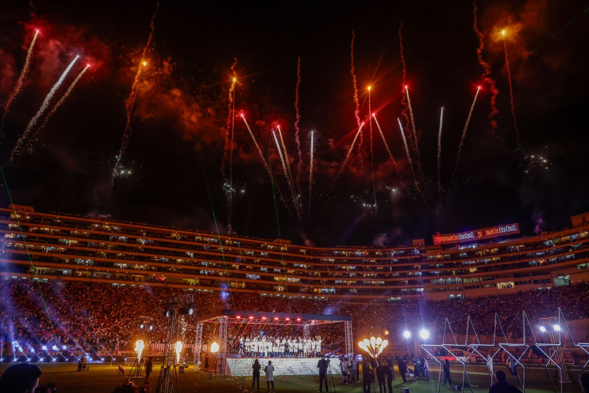 Agencia_Andina's tweet photo. 📷 ¡La Noche es Crema! Universitario de Deportes presentó a su plantel completo ante un Monumental lleno

👉https://t.co/APAD9Kx5pu https://t.co/Q7gtP8I0es