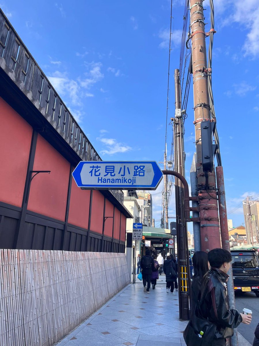 日本のこの美しい神社で✨、静寂と荘厳な雰囲気を感じてください。晴れた日に散歩してみると、一歩一歩が歴史と文化の積み重ねに満ちているのがわかります。ここで願った願いが全て叶いますように✨💖
