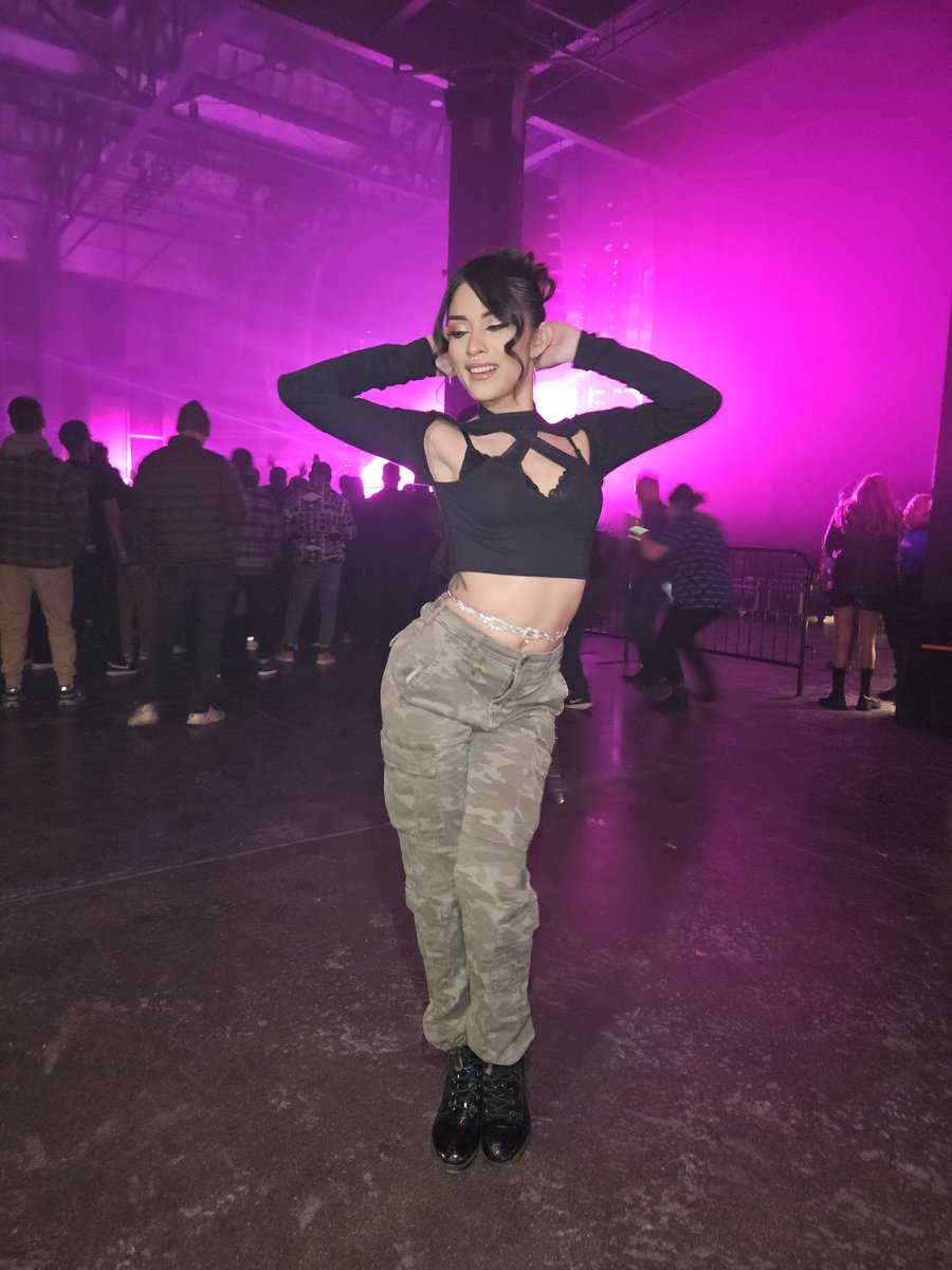 splashkitty420's tweet photo. @youasidepiece rave Bae #rave #plur https://t.co/WGUSkyJPpN