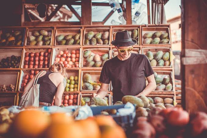 Val_Sustentable's tweet photo. 🛍️ Compra local: Apoya negocios pequeños y reduce la huella de carbono al comprar productos de tu región. 🌾🛒 

#CompraConCausa https://t.co/FNjFdBfkN5
