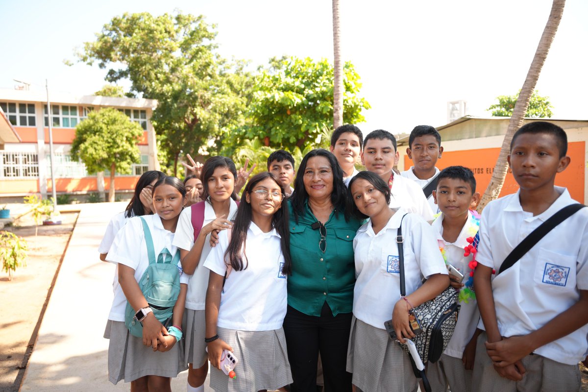 AbelinaLopezR's tweet photo. Esta mañana, a invitación de las y los profesores, acompañamos la ceremonia por el 45 aniversario de la escuela secundaria técnica # 68 en Renacimiento, donde tuve la oportunidad de platicar con las y los jóvenes y compartir con ellos un mensaje de lucha, esfuerzo y compromiso. Como siempre manifiesto, la educación, la sana convivencia, la cultura, los valores, son la mejor herramienta para construir un mejor entorno y un futuro esperanzador. Colaborar en conjunto por brindar oportunidades a nuestras juventudes resulta hoy necesario.
