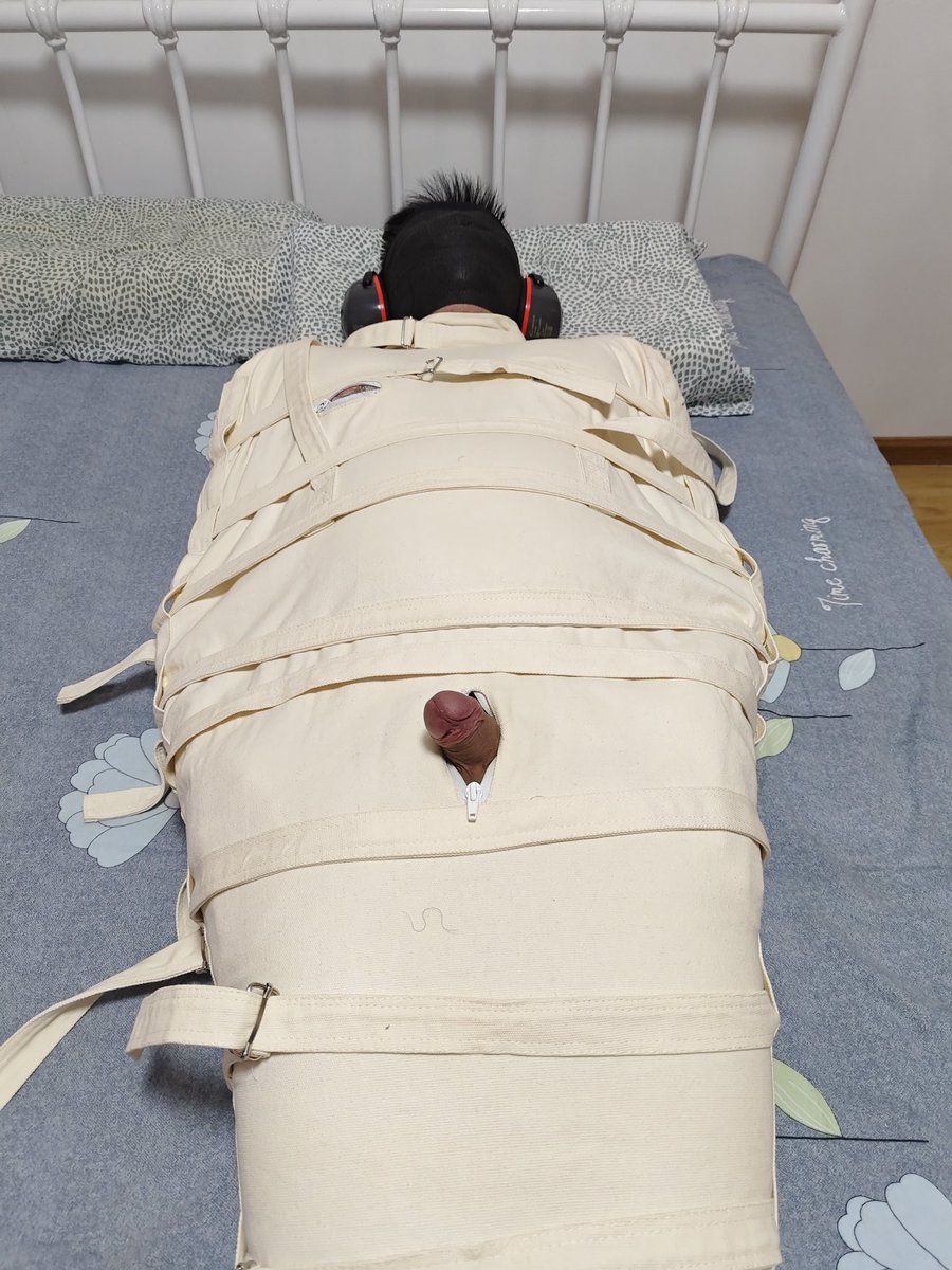 CosmoLee0604's tweet photo. 第一次尝试束缚袋，不是很紧但是完全动不了的感觉好奇妙。 https://t.co/40jdQwREVf