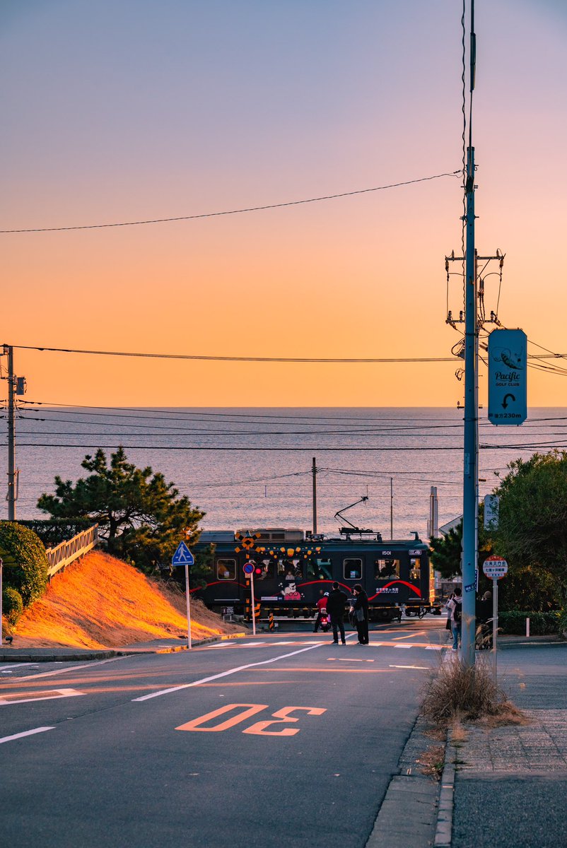 海、踏切、江ノ電