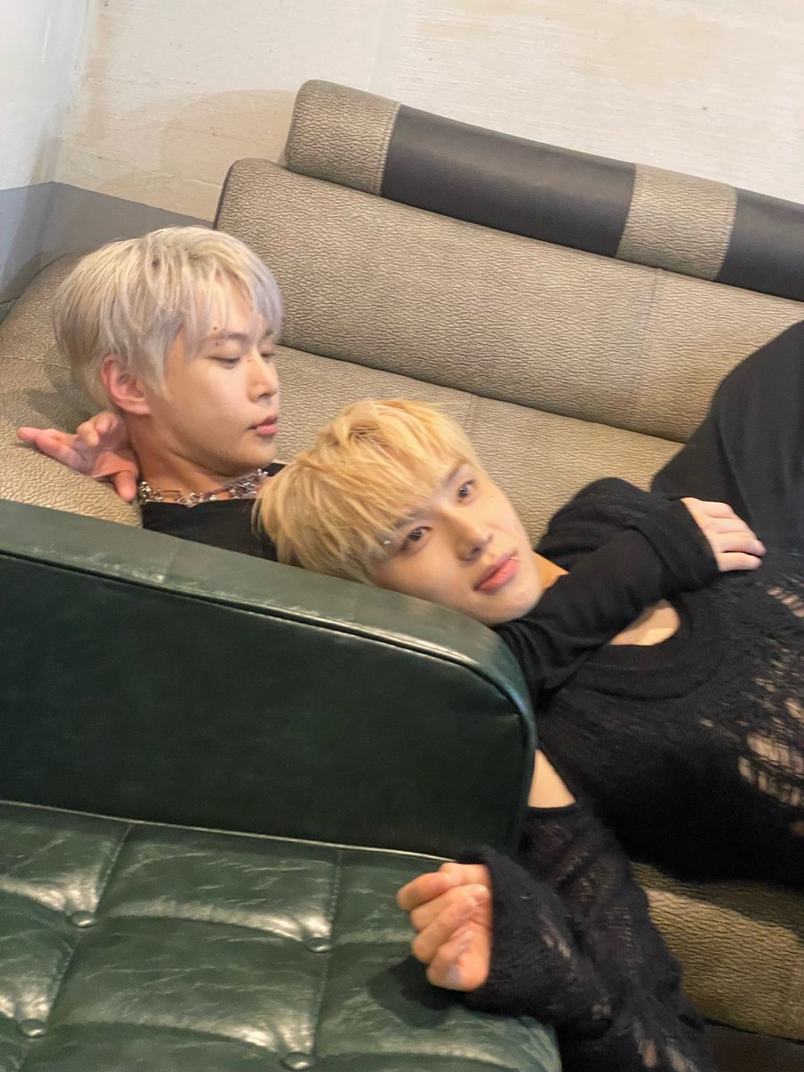 탈색까지 한 쌍둥이 컨셉 ㄹㅇ 느좋이었는데 
심지어 탈색도 백발 금발로 쿨톤 웜톤 분위기 극명한 것도 너무 좋았고 근데 이걸 월투월 영상 하나로 끝냄