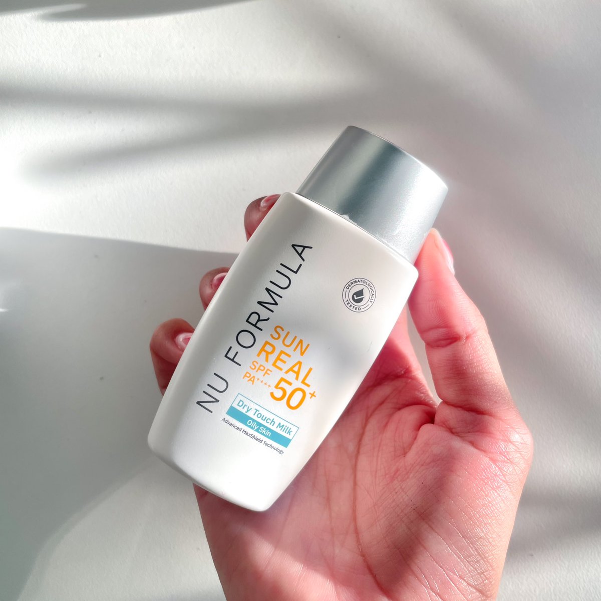 jajadiary's tweet photo. ชอบกันแดดของ Nu formula มากเป็นขวดที่สามแล้วที่ใช้✨ สูตรนี้เป็น￼สูตร Dry touch 🍃 เนื้อน้ำนม ￼ เค้าเป็นทั้งกันแดด และบำรุง มีเสริมสารบำรุงผิว ทั้งคุมมันถึง 12 ชม. ช่วยชุ่มชื้น เบลอรูขุมขน SPF 50+ PA ++++ เนื้อเกลียง่าย เบาสบายผิว ปกป้องผิวจากรังสีได้ทั้ง UVA – UVB ￼ https://t.co/t8GcyzzF27