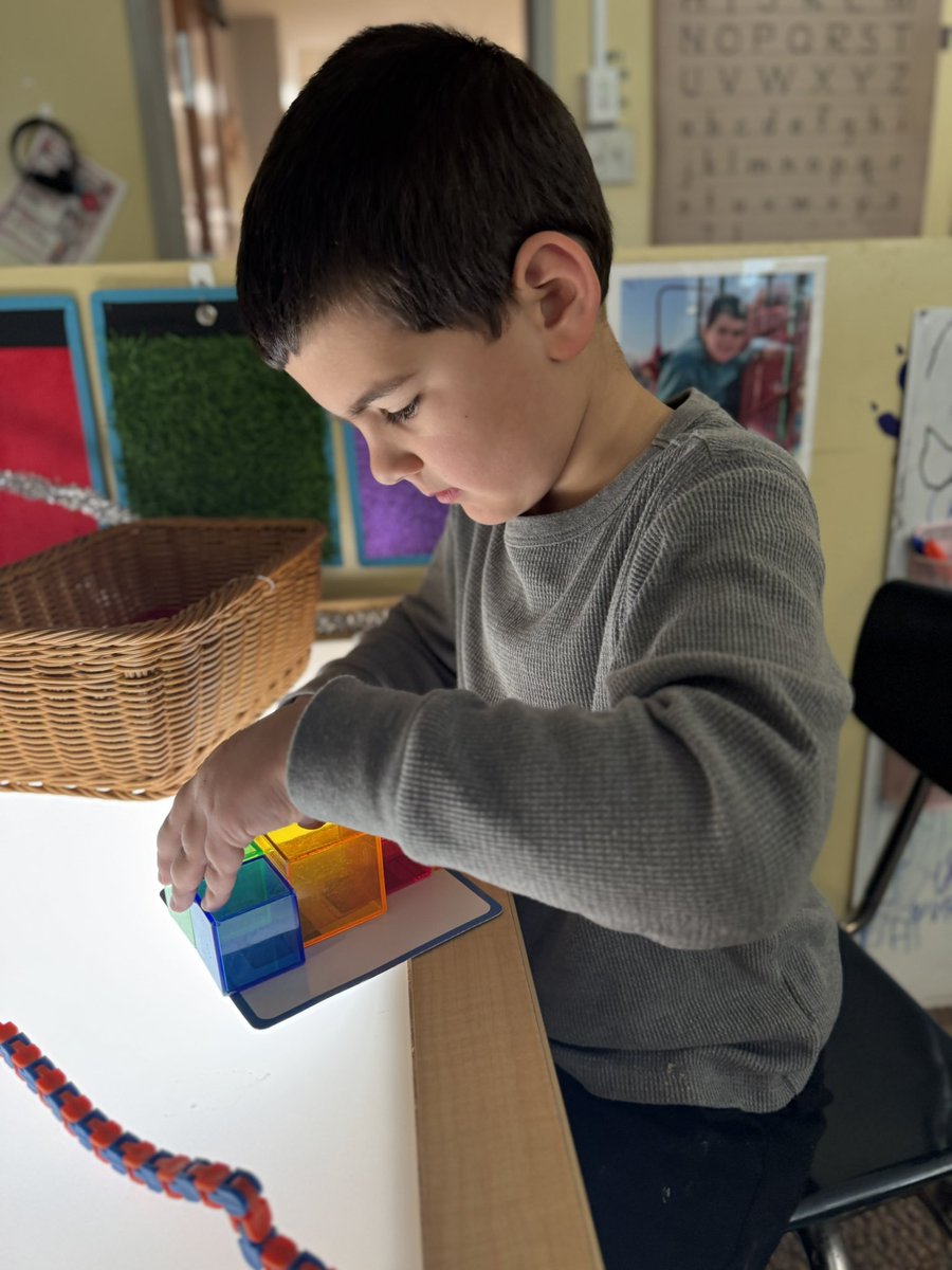 RCPS_EarlyLearn's tweet image. Student C is building with translucent blocks.
#lightandreflection #translucentblocks #dph #pat