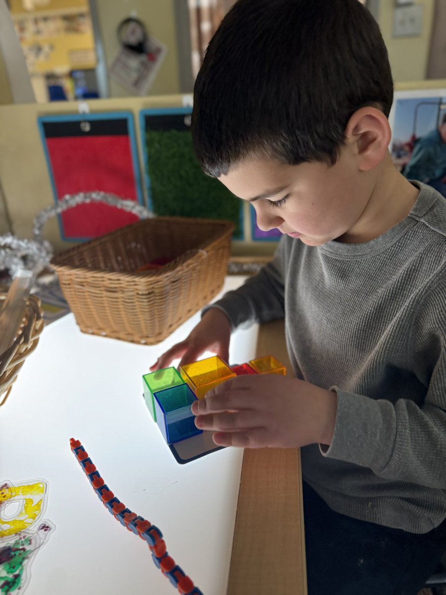 RCPS_EarlyLearn's tweet image. Student C is building with translucent blocks.
#lightandreflection #translucentblocks #dph #pat