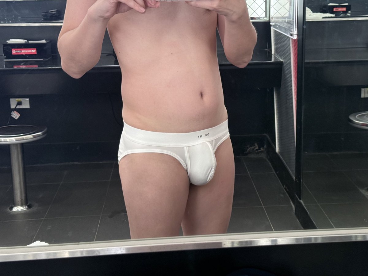 旁邊的人一直👀⋯
白內褲真的很容易吸目光
#三角控
#內褲控