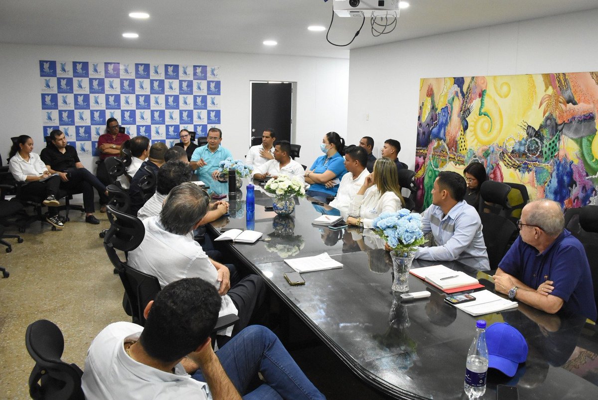EmduparESP's tweet photo. Recibimos al gremio de constructores @camacolcesar  con su gerente @pipearaujoariz su labor está estrechamente ligada con @emduparsa los escuchamos atentamente y tendremos una importante alianza por el bien de la ciudad. https://t.co/CysojJXbSm