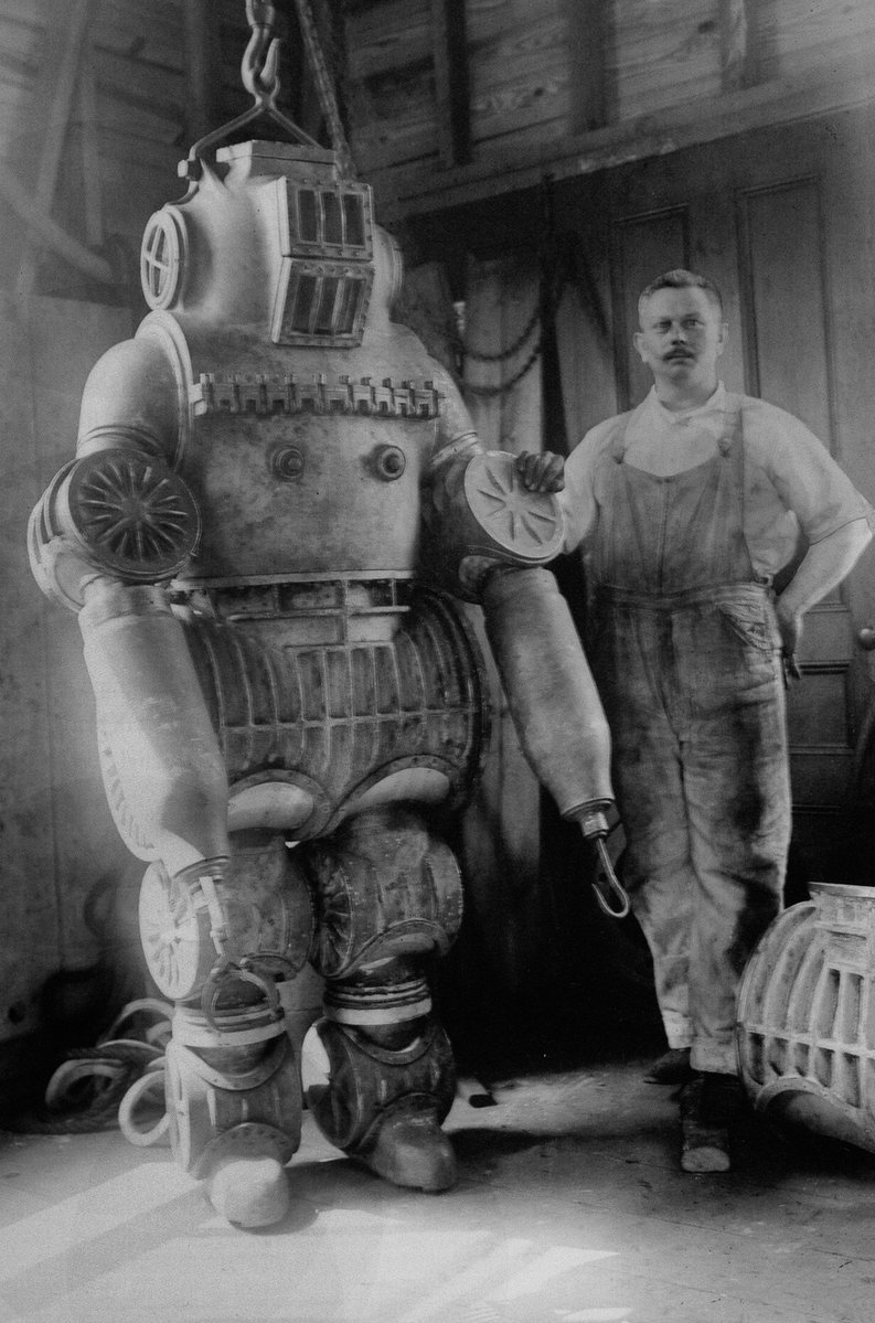 Chester E Macduffee and his amazing aluminium diving suit (1911).