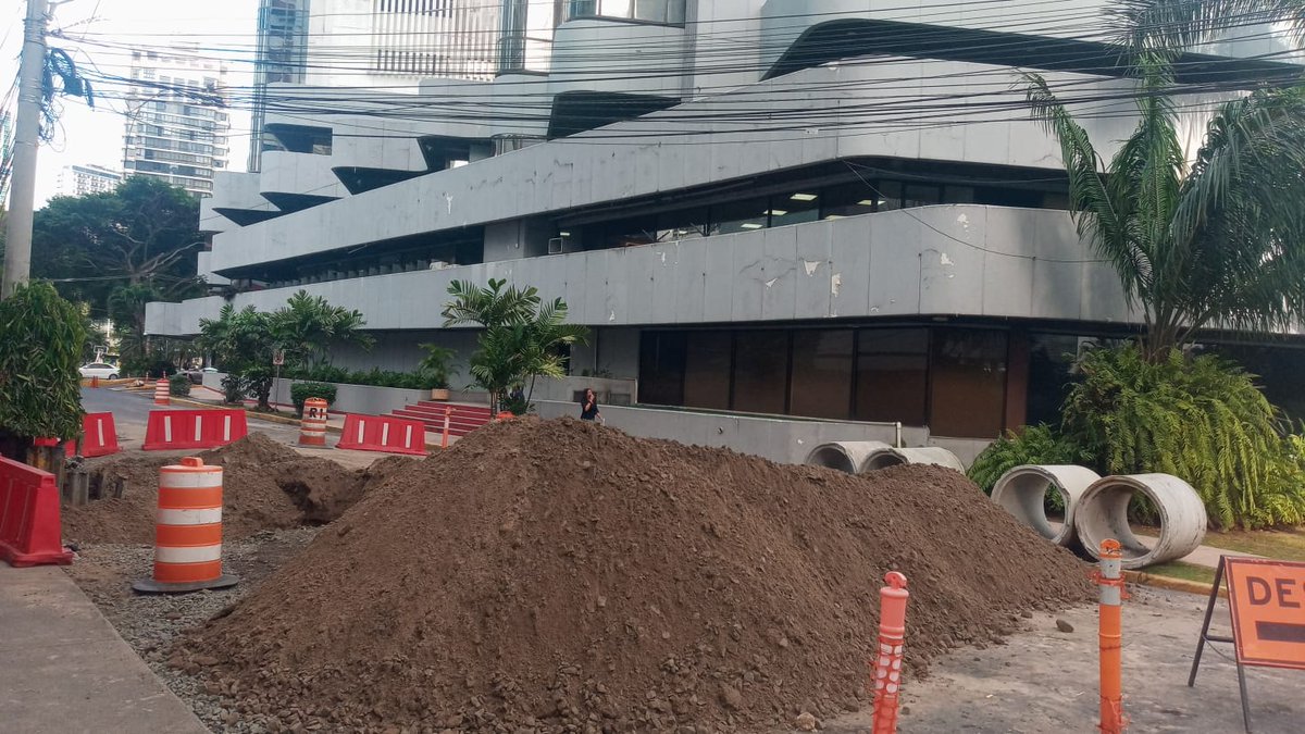 alwa05's tweet photo. La calle 42 permanecerá cerrada debido a que están realizando trabajos en el a todo lo largo  de la vía  ya que por el poste de la luz que está pegado a la entrada de Rocamar han tenido que realizarlo en la otra acera. Puede que esté trabajo se extienda hasta el día Lunes. https://t.co/seWALBjOZa