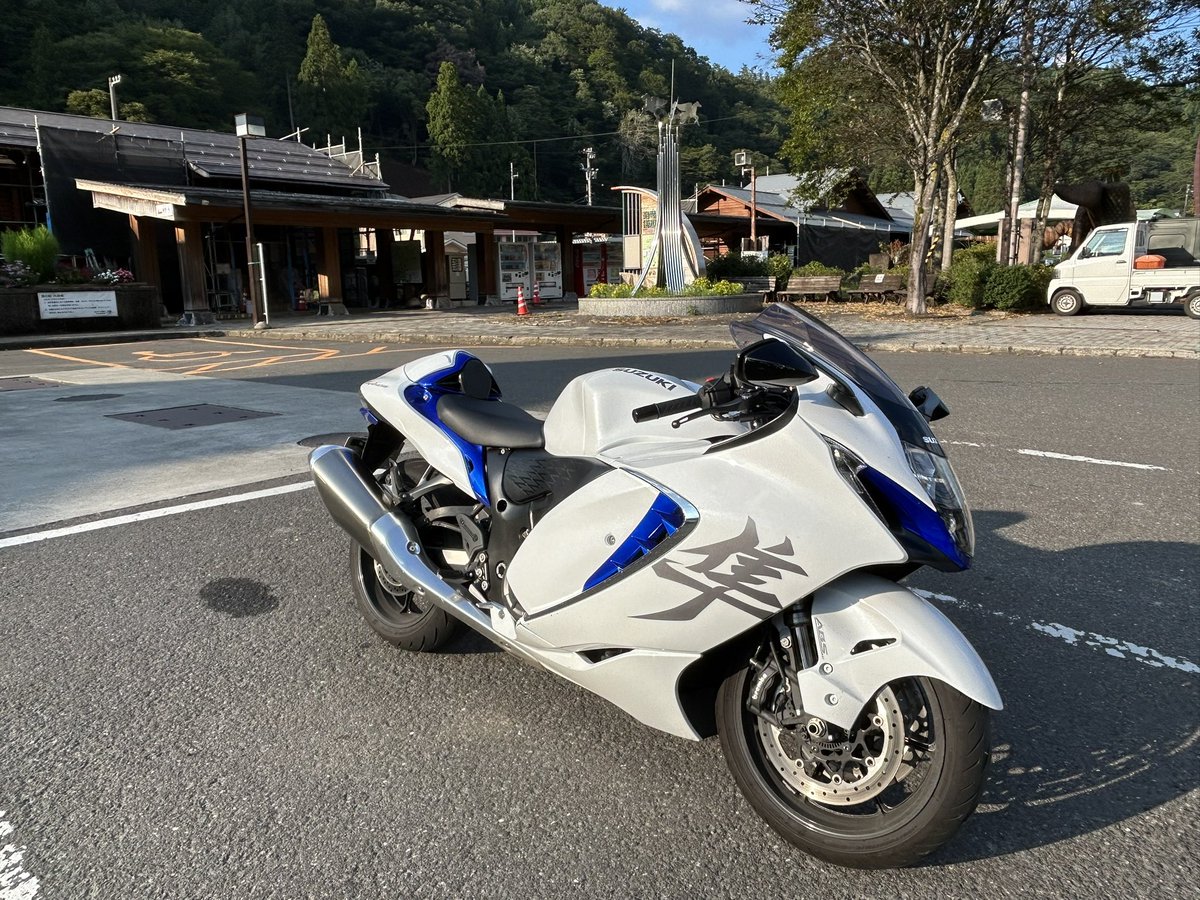 Dsan_GS_X_R's tweet photo. 【自己紹介】ver.10 2025,1 更新
名前：Dさん
身長：168
年齢：24
住み：北陸
性別：♂
愛車：GSR250S、Hayabusa（3rd）
趣味：ロンツー、オタ活
一言：2st乗りたい
#Hayabusa
#gsr250s
#suzuki
#バイク乗りとして軽く自己紹介 https://t.co/WcANdebItJ
