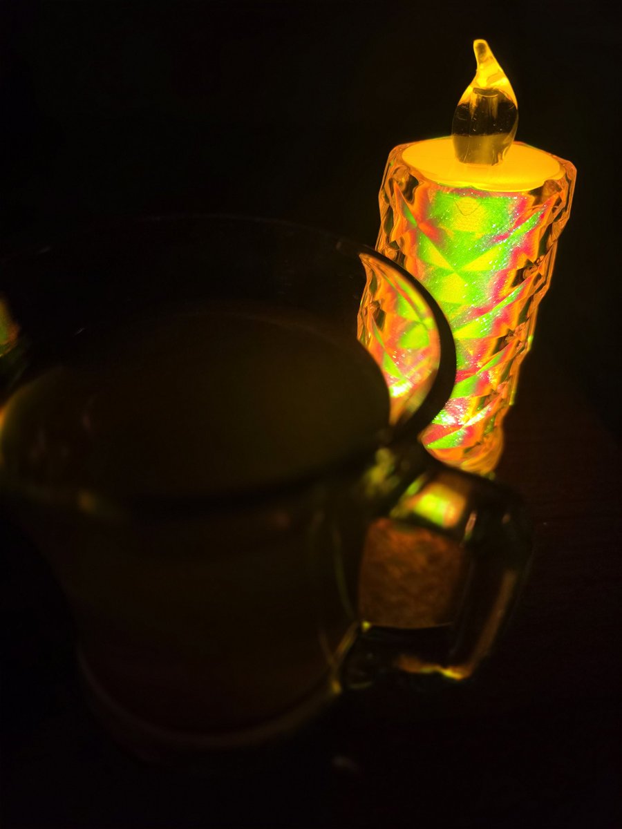 Gittikçe yapaylaşıyor muyuz?
Bugün markette gerçek mumun fiyatı 200₺ iken fotoğraftaki pilli mumun fiyatı 50₺ idi. Uygun diye bunu tercih ettim ama tam tersi olması gerekmiyor muydu diye de kendime sormadan edemedim.