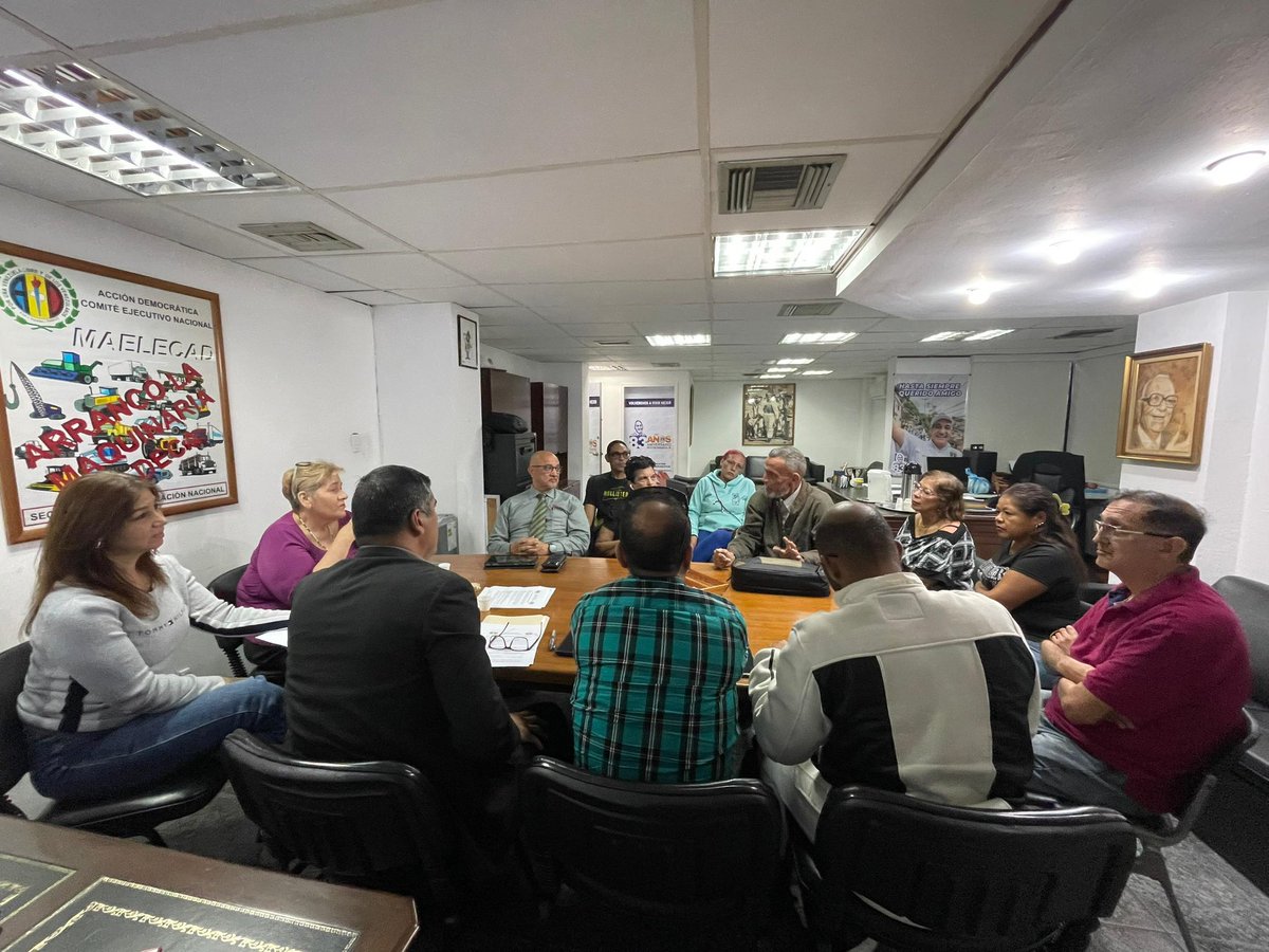 Nuestro Secretario General Nacional <a href="/adbernabe/">Bernabé Gutiérrez</a>, recibió al Secretario Nacional de Educación <a href="/luisrmarinv/">Luis R.Marín Valerio 🇻🇪</a>, y a miembros del buró, quienes realizaron encuentro con la Secretaría Nacional de Organización para evaluación de la estructura y el plan de activismo 2025. 🙌🏻🏳️