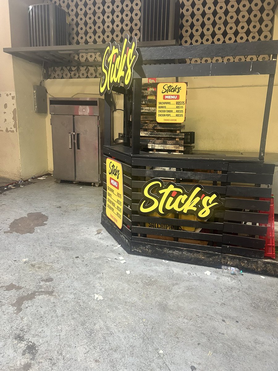 Ojo fanático que apoyas al béisbol yendo al #EstadioQuisqueya: cuando el <a href="/EscogidoBBClub/">𝐄𝐬𝐜𝐨𝐠𝐢𝐝𝐨 𝐁𝐚𝐬𝐞𝐛𝐚𝐥𝐥 𝐂𝐥𝐮𝐛</a> es dueño de casa, pagas boleta AAA pero te obligan a entrar por los #bleachers en estas condiciones: (Sólo cuando <a href="/EscogidoBBClub/">𝐄𝐬𝐜𝐨𝐠𝐢𝐝𝐨 𝐁𝐚𝐬𝐞𝐛𝐚𝐥𝐥 𝐂𝐥𝐮𝐛</a> es #homeclub) : y no puedes acceder a las tiendas.