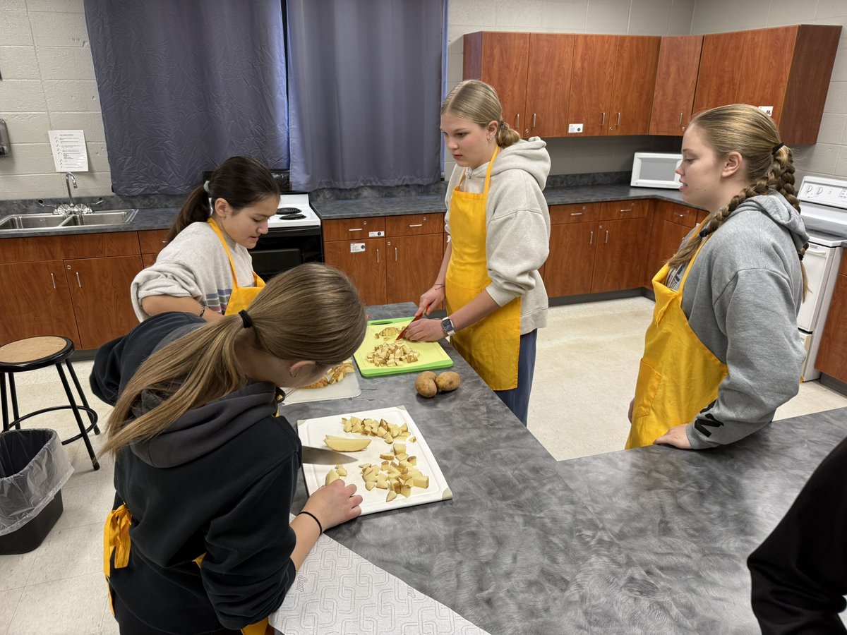 BizMathGuy's tweet image. Business Math 8 - working on proper techniques handling the chef knife dicin’ 🥔’s to make some American Fries! #breakfastpotatoes #bearclaw #bizmathguy @ByronBears @ByronMSBears