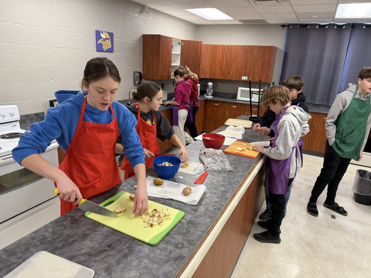 BizMathGuy's tweet image. Business Math 8 - working on proper techniques handling the chef knife dicin’ 🥔’s to make some American Fries! #breakfastpotatoes #bearclaw #bizmathguy @ByronBears @ByronMSBears