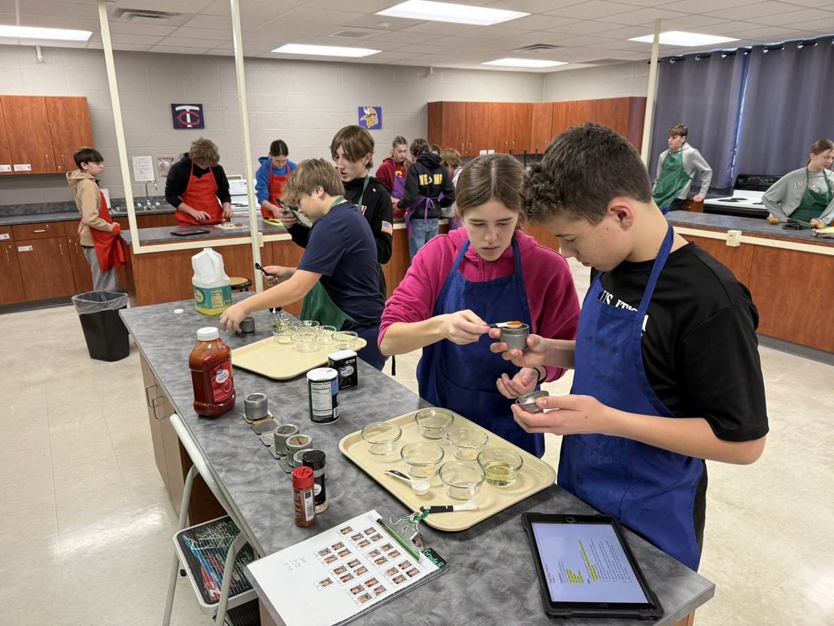 BizMathGuy's tweet image. Business Math 8 - working on proper techniques handling the chef knife dicin’ 🥔’s to make some American Fries! #breakfastpotatoes #bearclaw #bizmathguy @ByronBears @ByronMSBears