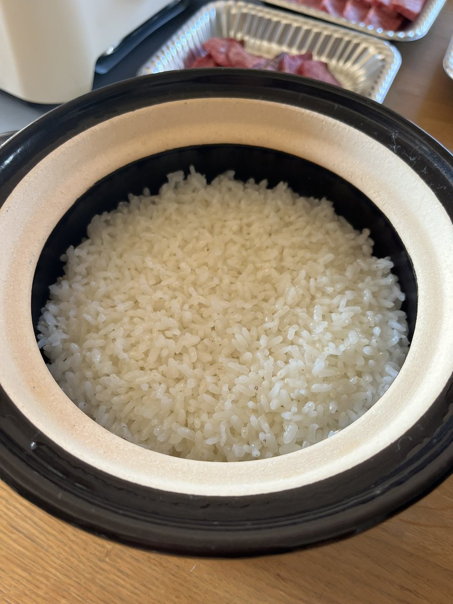 pk_misako's tweet photo. 社長から「すごく美味しいお米！」と送られてきたお米を土鍋で炊いてみたら…感動の美味しさ🌾✨ 粒が大きくてふっくら、甘みもたっぷり！新米だからお水少なめで優しく洗って炊きました🍚 ご飯のお供はスタッフ特製の海苔の佃煮＆なめ茸。最高の組み合わせで幸せでした😋
#新米 #土鍋ご飯 #お米好き https://t.co/GGBX8aN6OF