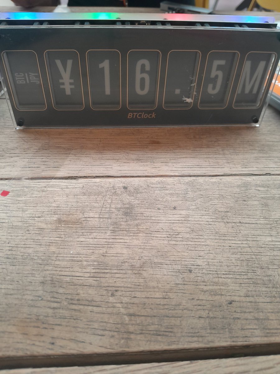 bonganithebe518's tweet photo. It is so amazing to assemble the BTClock with @dsbaars at the @AdoptingBTCcpt, and it is actually easy but also fun to see the progress doing well.  ⚡️ https://t.co/glGN2xYM2g
