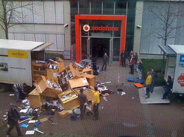 All_State_Mover's tweet image. Today in #fridayfails  We don't believe we have seen this one yet! How?!? and Why??!? 😆

#FridayFail #MovingFails #FridayFunny