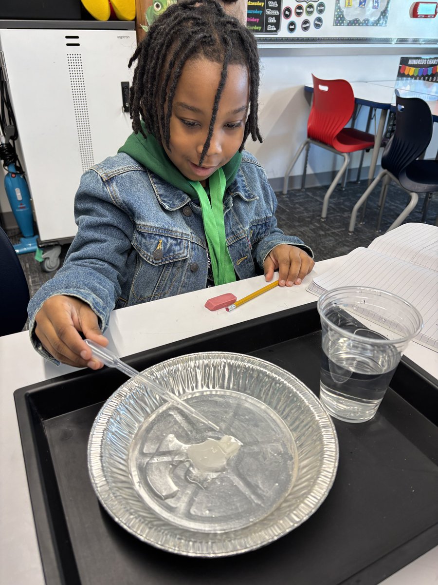 MrsBergman93's tweet photo. Using sugar cubes to demonstrate how soil is made from rocks that get weathered by water! #thirdgrade #Science #wildcatproud #thewildcatway @HumbleISD_LLE @HumbleISD @cassreescano @ArmyAg86 @Humble_Science 🪨💧🪴 https://t.co/gon7qJ2kzt