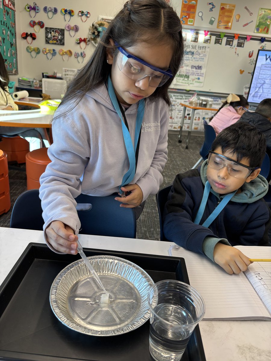 MrsBergman93's tweet photo. Using sugar cubes to demonstrate how soil is made from rocks that get weathered by water! #thirdgrade #Science #wildcatproud #thewildcatway @HumbleISD_LLE @HumbleISD @cassreescano @ArmyAg86 @Humble_Science 🪨💧🪴 https://t.co/gon7qJ2kzt