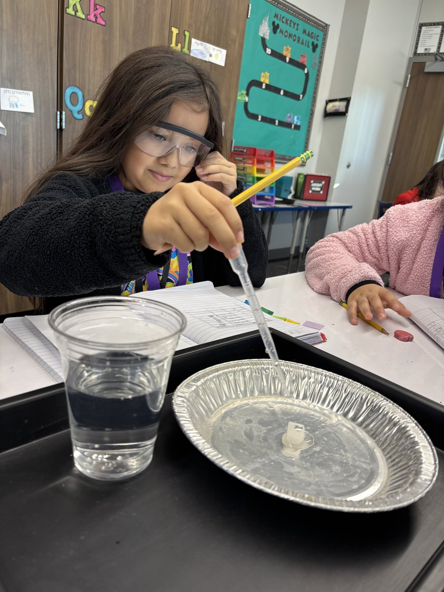MrsBergman93's tweet photo. Using sugar cubes to demonstrate how soil is made from rocks that get weathered by water! #thirdgrade #Science #wildcatproud #thewildcatway @HumbleISD_LLE @HumbleISD @cassreescano @ArmyAg86 @Humble_Science 🪨💧🪴 https://t.co/gon7qJ2kzt