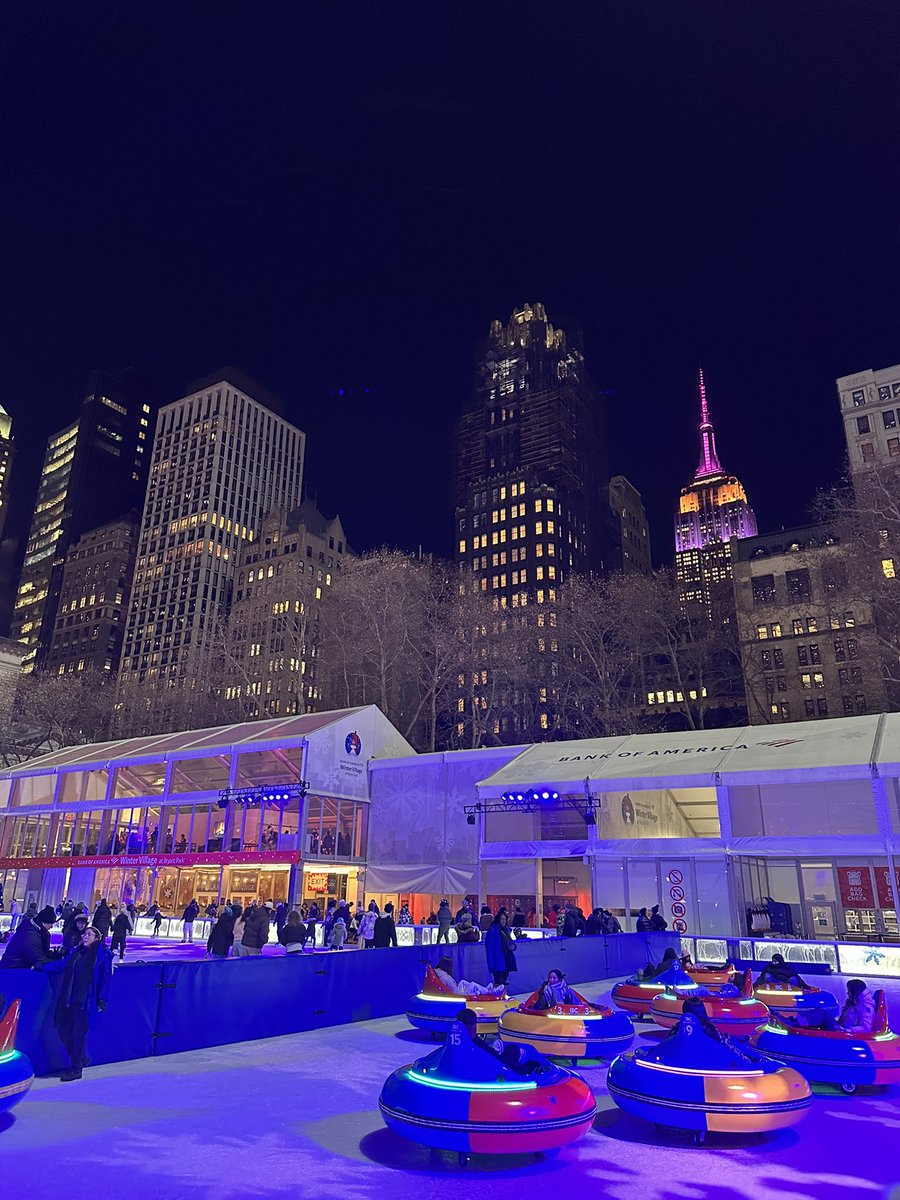 bryantparknyc's tweet photo. The skyline understood the assignment 🕺🪩✨. 

#SkateNight Retro Glow at @BankofAmerica Winter Village. https://t.co/RSJmymqLcd
