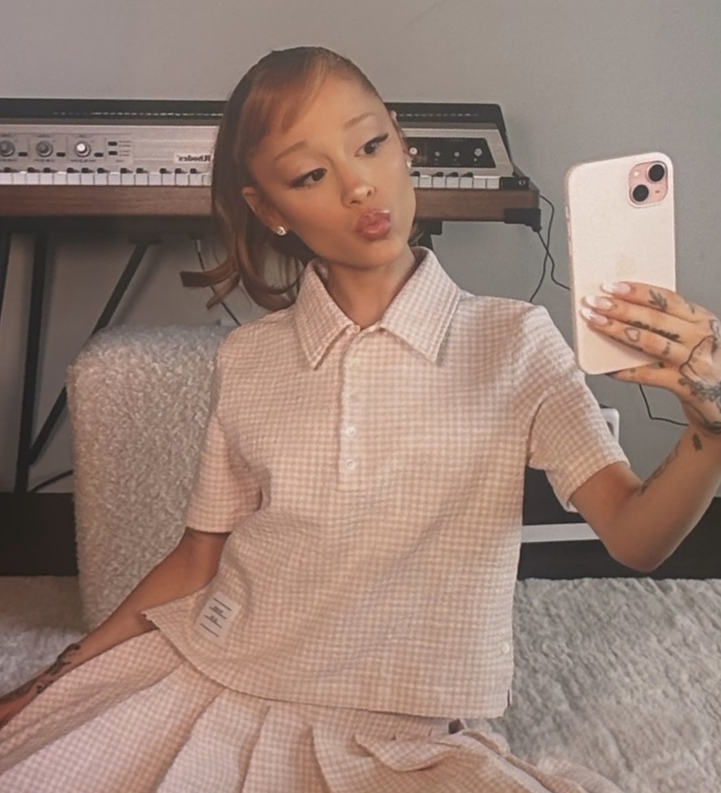 hourly ariana tweet media