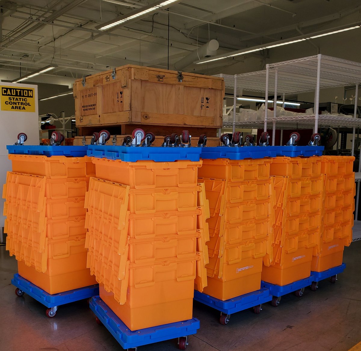 ReTotes's tweet image. Taking care of business is easy when renting ReTotes plastic boxes to move instead of using flimsy cardboard ones. Perfect for office/commercial AND home moves. Easy to use, easy to pack, &amp;amp; easy to carry.
Plus, the dollies make everything rollable! 🤣