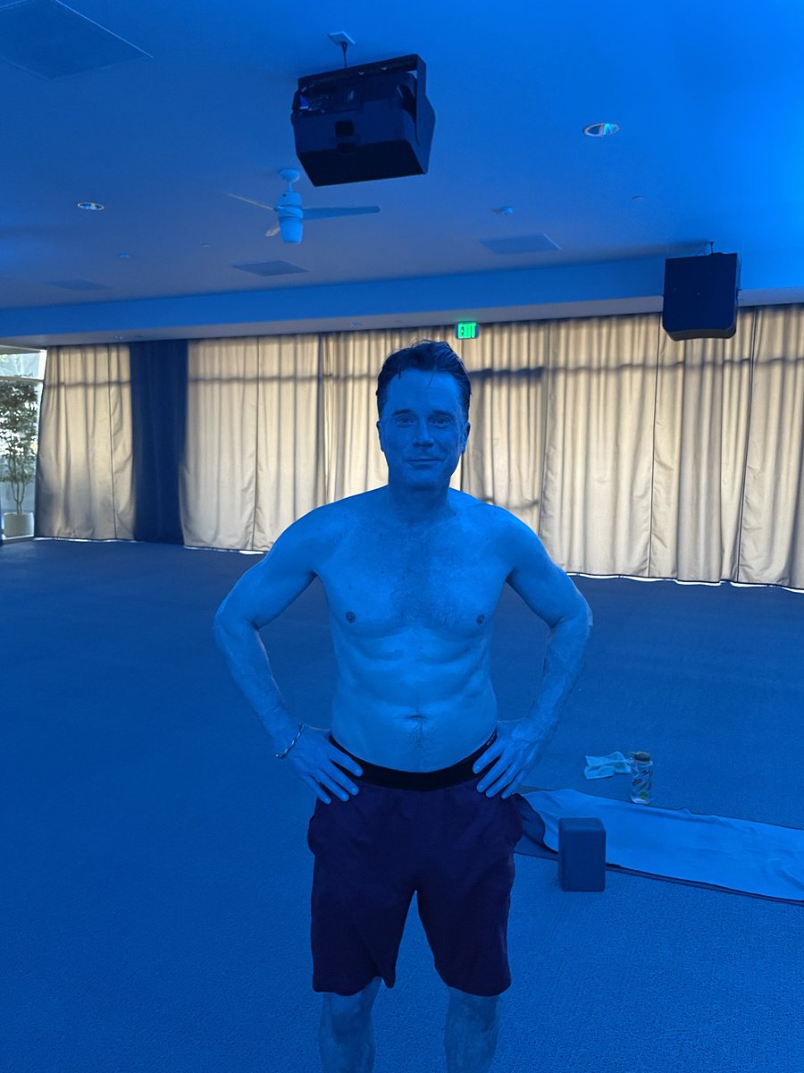 AnthonyStarke's tweet photo. Blue light… #Hot8Yoga https://t.co/1gY2JhNjzW