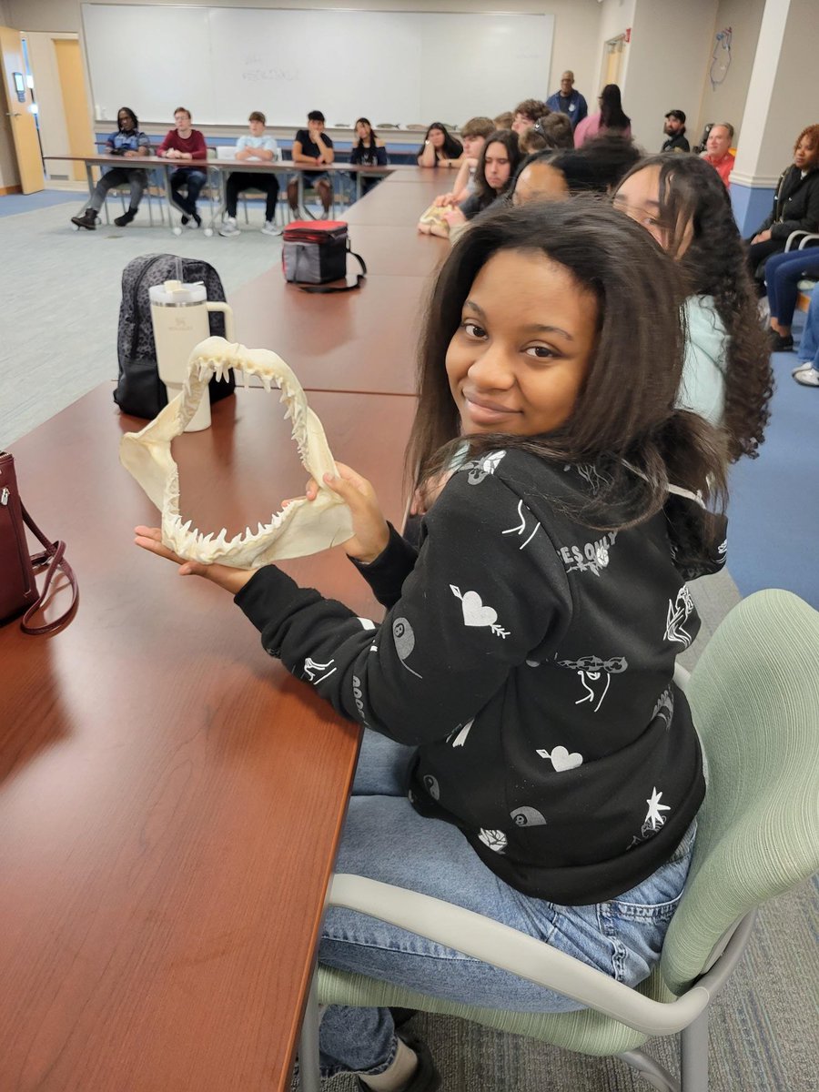 usmSTEMed's tweet photo. Biloxi HS engineering and hospitality students enjoyed some rare warm January sunshine while touring NOAA Southeast Fisheries and the Port of Pascagoula to learn about career paths in research, conservation, and logistics. #GenSea #STEMjobs #Mississippi #workforcedevelopment https://t.co/LBtHuiJ6KP