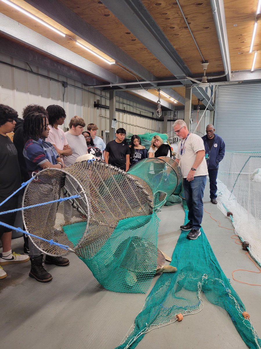 usmSTEMed's tweet photo. Biloxi HS engineering and hospitality students enjoyed some rare warm January sunshine while touring NOAA Southeast Fisheries and the Port of Pascagoula to learn about career paths in research, conservation, and logistics. #GenSea #STEMjobs #Mississippi #workforcedevelopment https://t.co/LBtHuiJ6KP