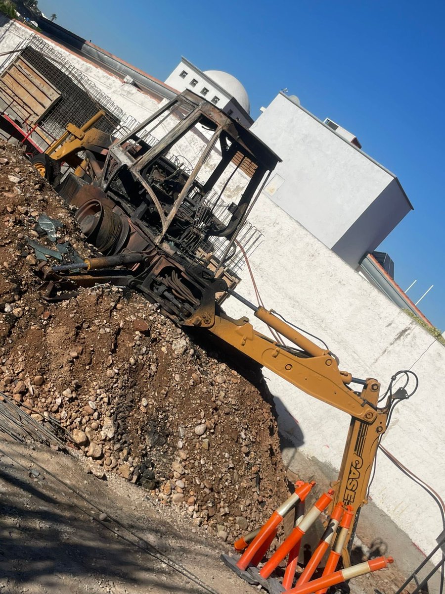 300870_'s tweet photo. @ClouthierManuel @rochamoya_ No solo fue eso, también se quemó la máquina del contratista, quedó en pérdida total. La fuente de ingresos de su familia se fue, su patrimonio y su trabajo ! https://t.co/Fdq6pccfQx
