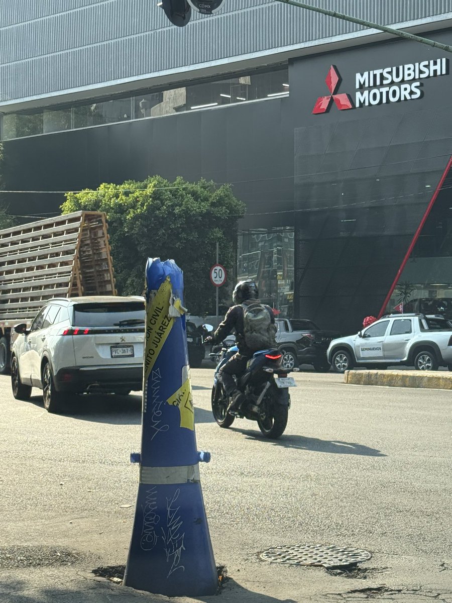 No han arreglado el enorme bache … <a href="/SOBSECDMX/">Secretaría de Obras y Servicios CDMX</a>  <a href="/UCS_GCDMX/">Unidad de Contacto del Secretario SSC CDMX</a>