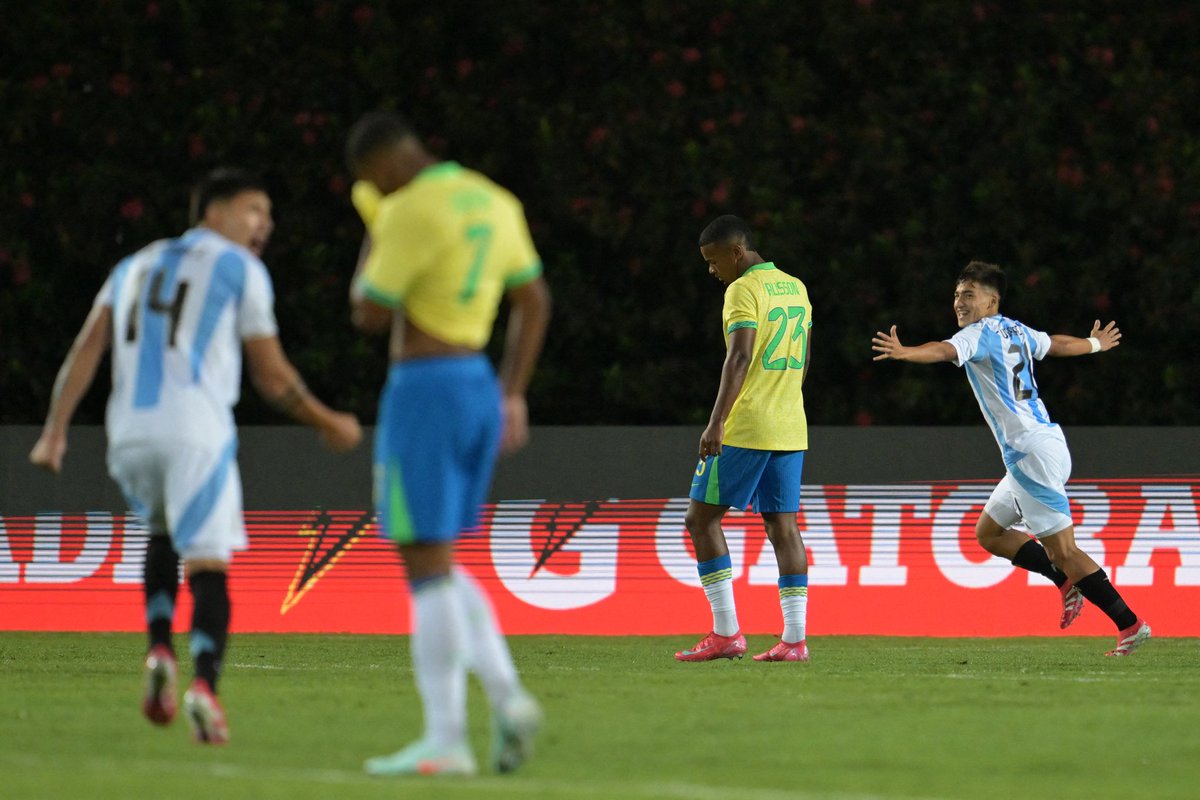 MartinoB2004's tweet photo. 🏆🔝EN 10 MINUTOS ARGENTINA LE GANA 3-0 A BRASIL EN EL DEBUT DE LOS PIBES EN EL SUDAMERICANO SUB 20.
Fútbol total...👏 https://t.co/505gP9c3R1
